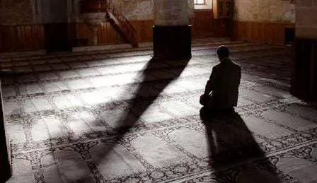 Umat Muslim Dianjurkan Baca Istighfar Setelah Salat, Ini Alasannya