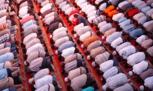 Umat Muslim, Ini 5 Perbedaan Perempuan dan Lelaki saat Melaksanakan Salat