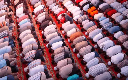 Umat Muslim, Ini 5 Perbedaan Perempuan dan Lelaki saat Melaksanakan Salat