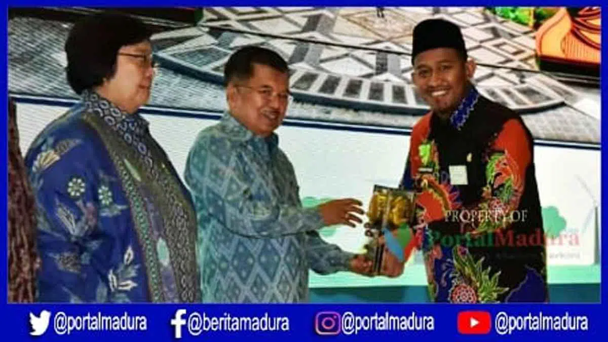 Wabup Sumenep Ach Fauzi menerima penghargaan Adipura dari Wakil Presiden JK