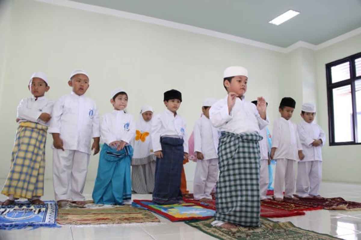 Ajarkan Anak Salat Subuh, Ini 5 Keutamaannya