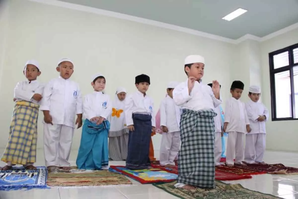 Umat Muslim, Ini 5 Cara Mendidik Anak Agar Salat Sejak Usia Dini