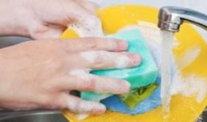 Moms, Trik Menghemat Sabun Cuci yang Mudah Sekali Lho!