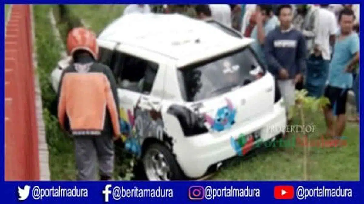 Suzuki Swift Tabrak Pohon Asam Lalu Nyungsep ke Selokan