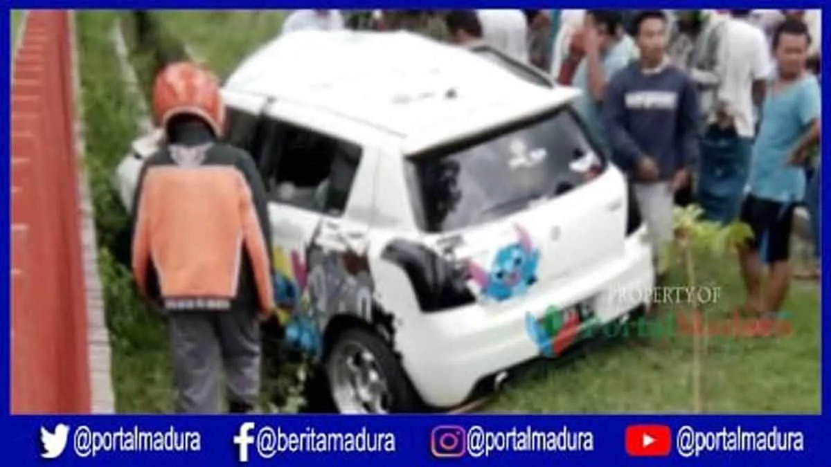 Suzuki Swift Tabrak Pohon Asam Lalu Nyungsep ke Selokan