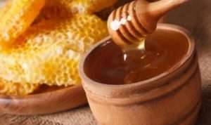 7 Khasiat Konsumsi Madu Sebelum Tidur
