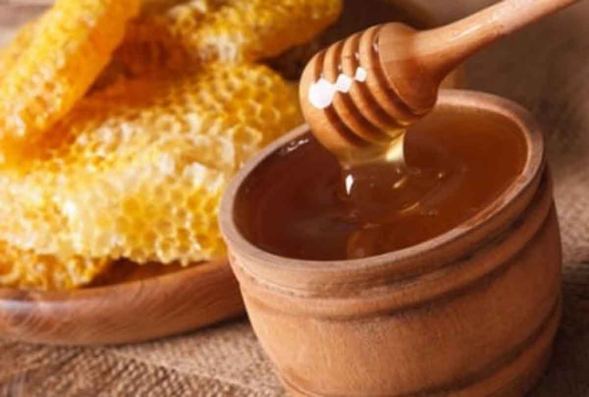 7 Khasiat Konsumsi Madu Sebelum Tidur