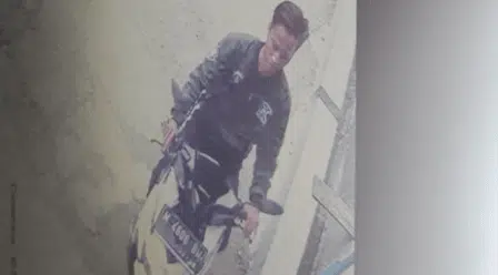 Pura-pura Pinjam, Pemuda Berjaket Bawa Kabur Motor Mahasiswa di Dalam Kampus