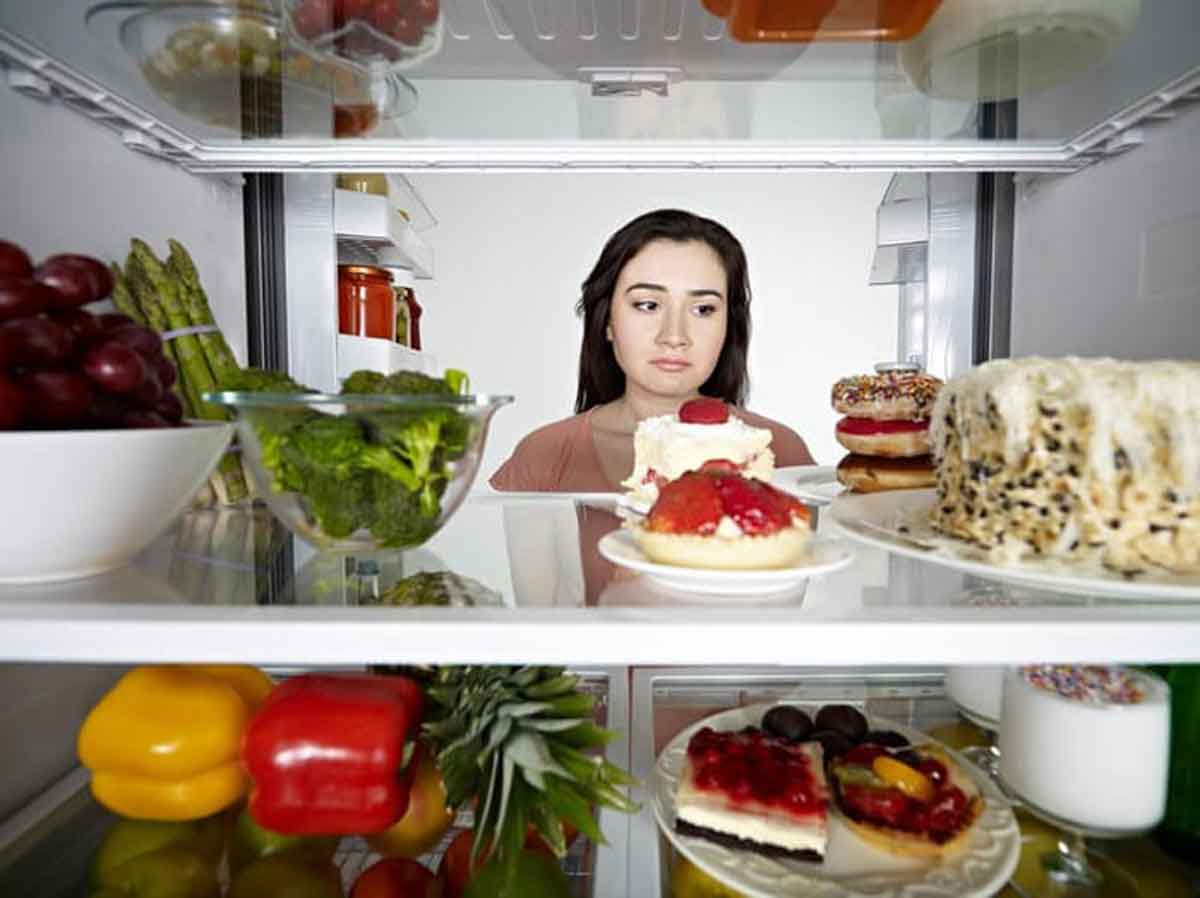 Tips Tetap Langsing Meskipun Makan Camilan di Malam Hari