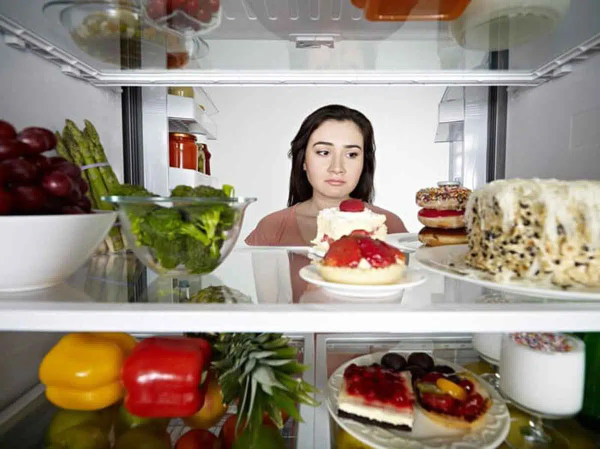 Tips Tetap Langsing Meskipun Makan Camilan di Malam Hari