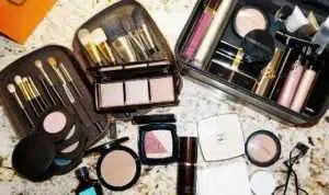 4 Cara Jitu Packing Makeup untuk Traveling Agar Tak Pecah
