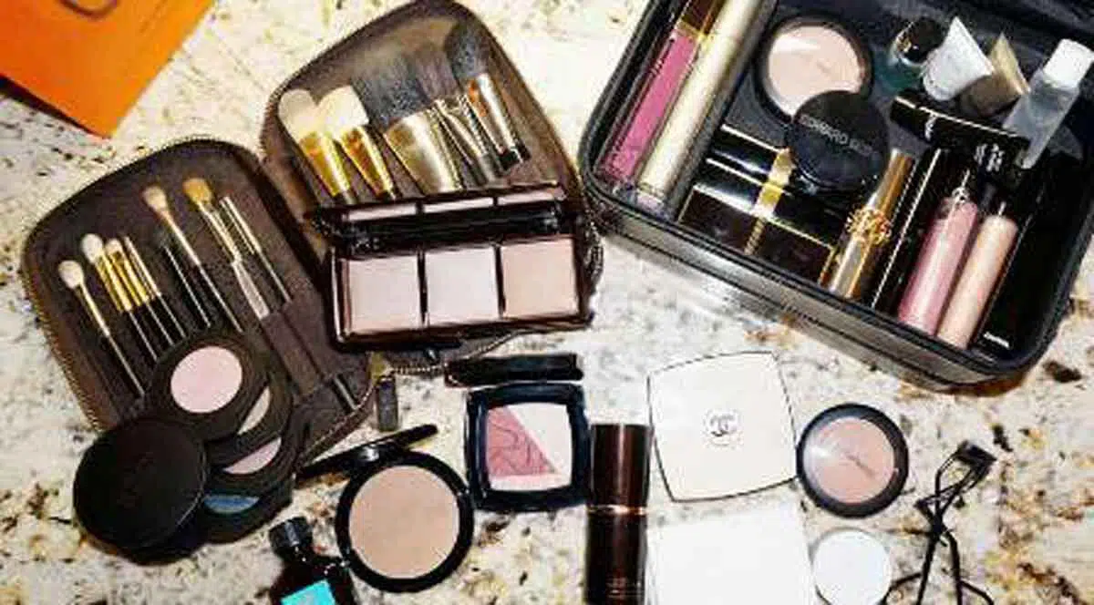 4 Cara Jitu Packing Makeup untuk Traveling Agar Tak Pecah