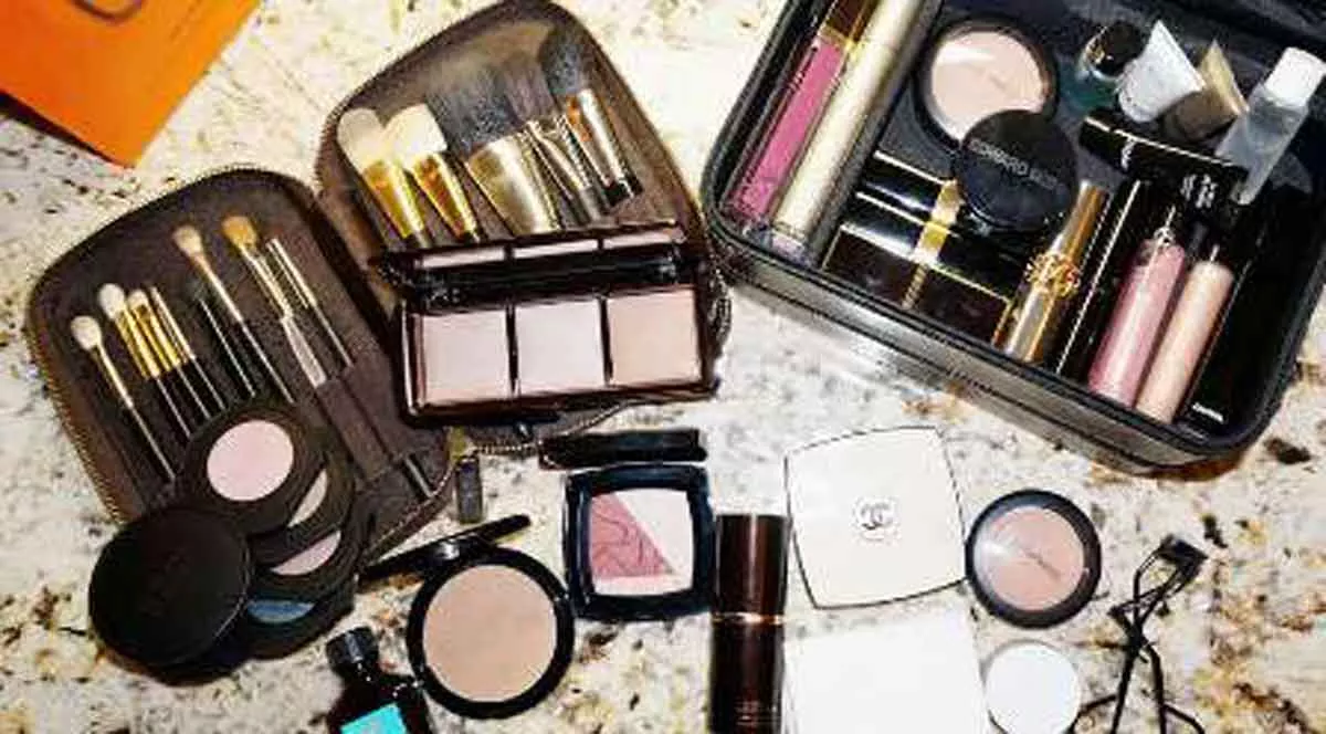 4 Cara Jitu Packing Makeup untuk Traveling Agar Tak Pecah