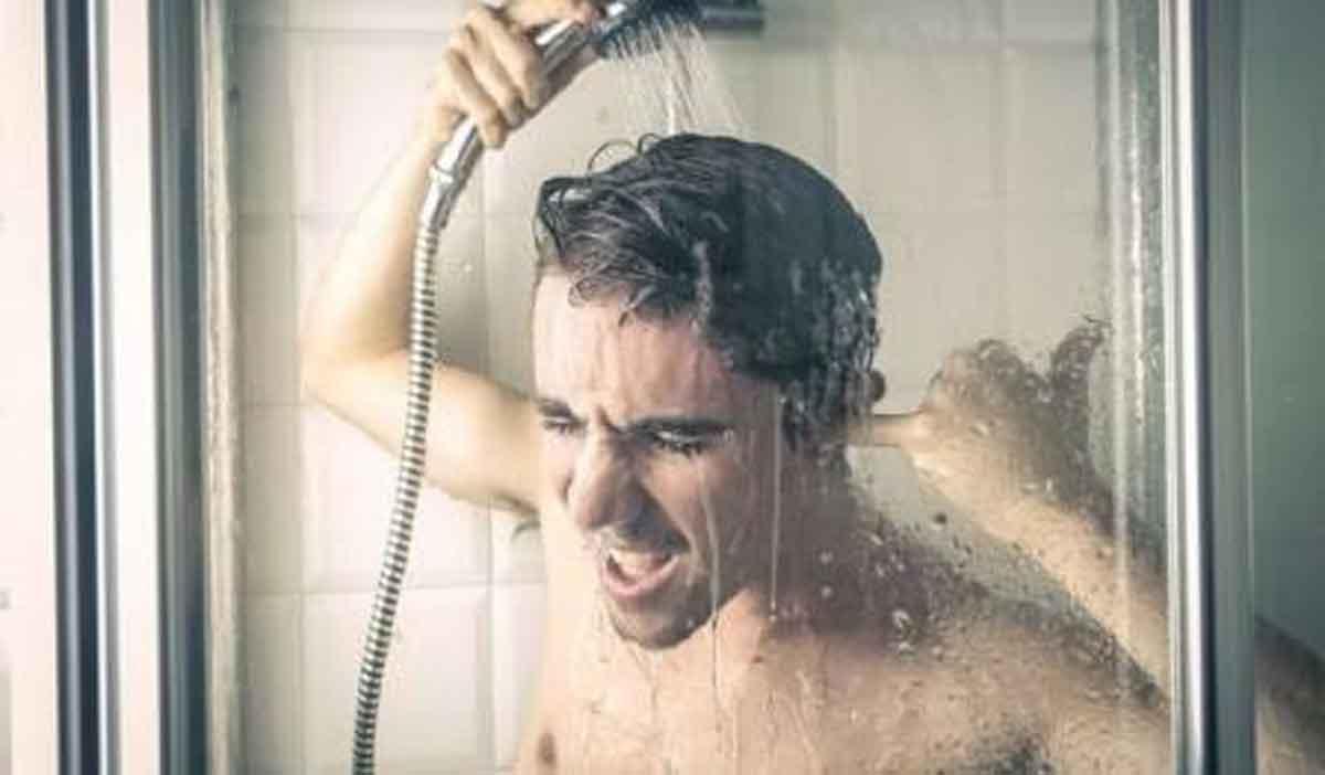 4 Khasiat Rutin Mandi Air Dingin untuk Kesehatan