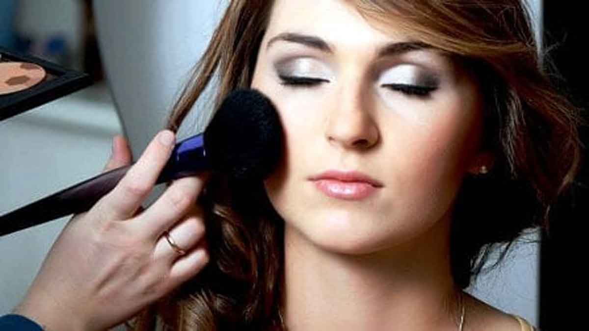 5 Cara Cerdas Merias Wajah Bulat Agar Tampak Tirus