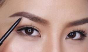 5 Cara Mudah Pakai Pensil Alis Ala Anggie Rassly