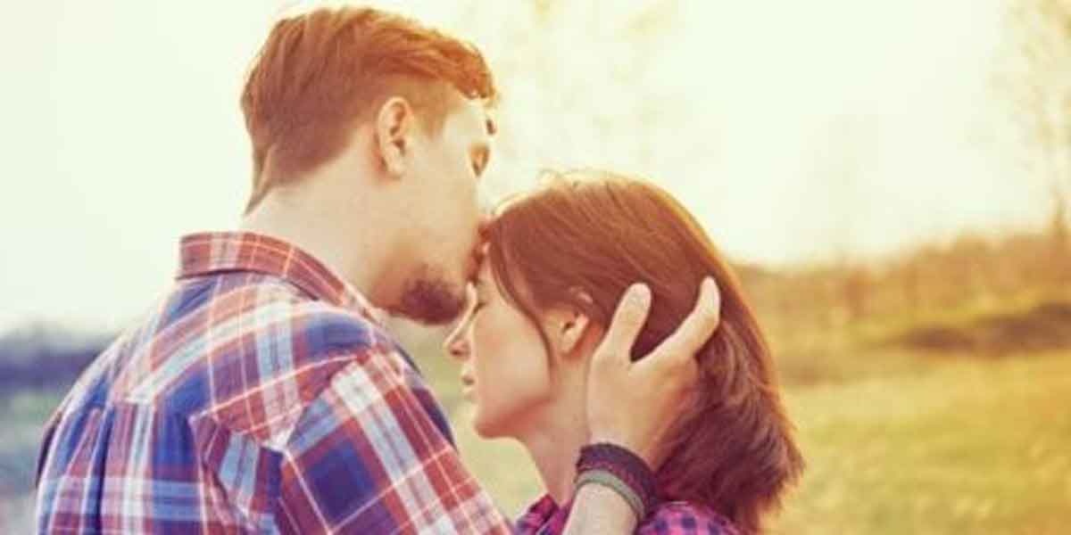 6 Alasan Pasangan Cium Dahi Anda