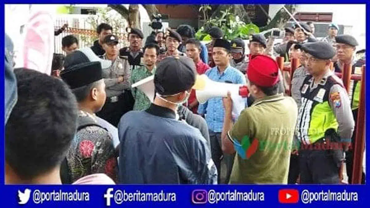 Aktivis Gerakan Kebangsaan Demo Bawaslu Sumenep