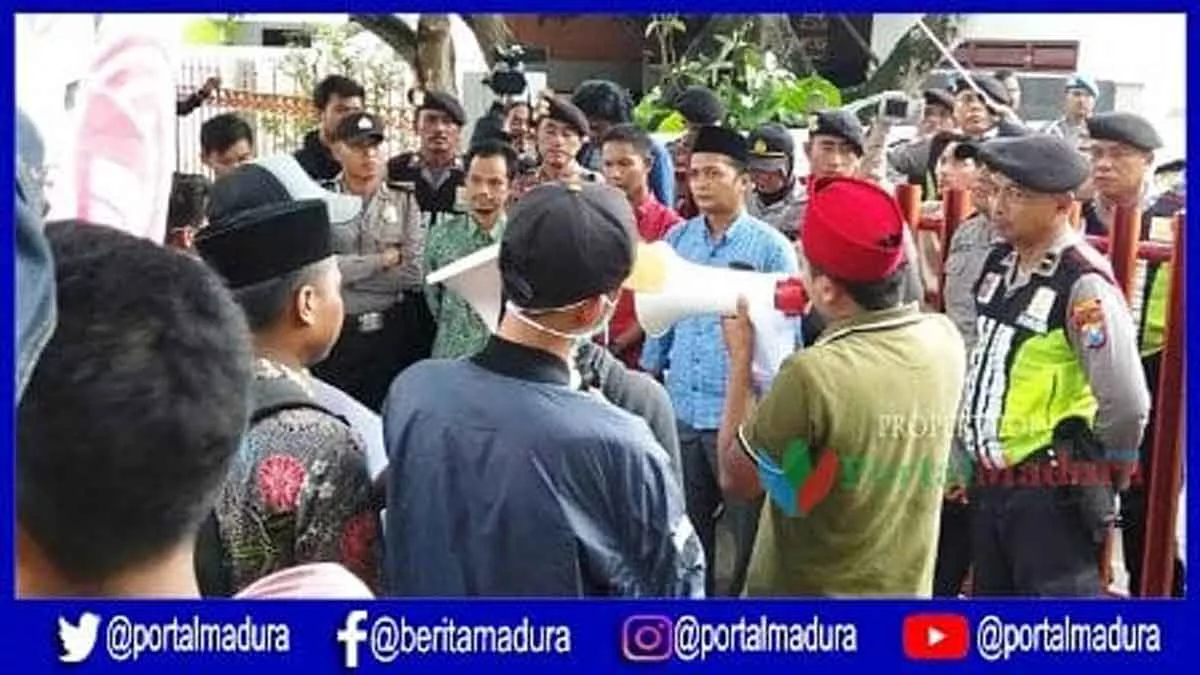 Aktivis Gerakan Kebangsaan Demo Bawaslu Sumenep