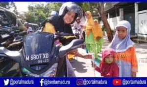 Aksi tolak narkoba, anak-anak PAUD HI Elfath Sumenep bagi-bagi bunga di jalan, Jumat (15/2/2019). (Foto. Hartono)