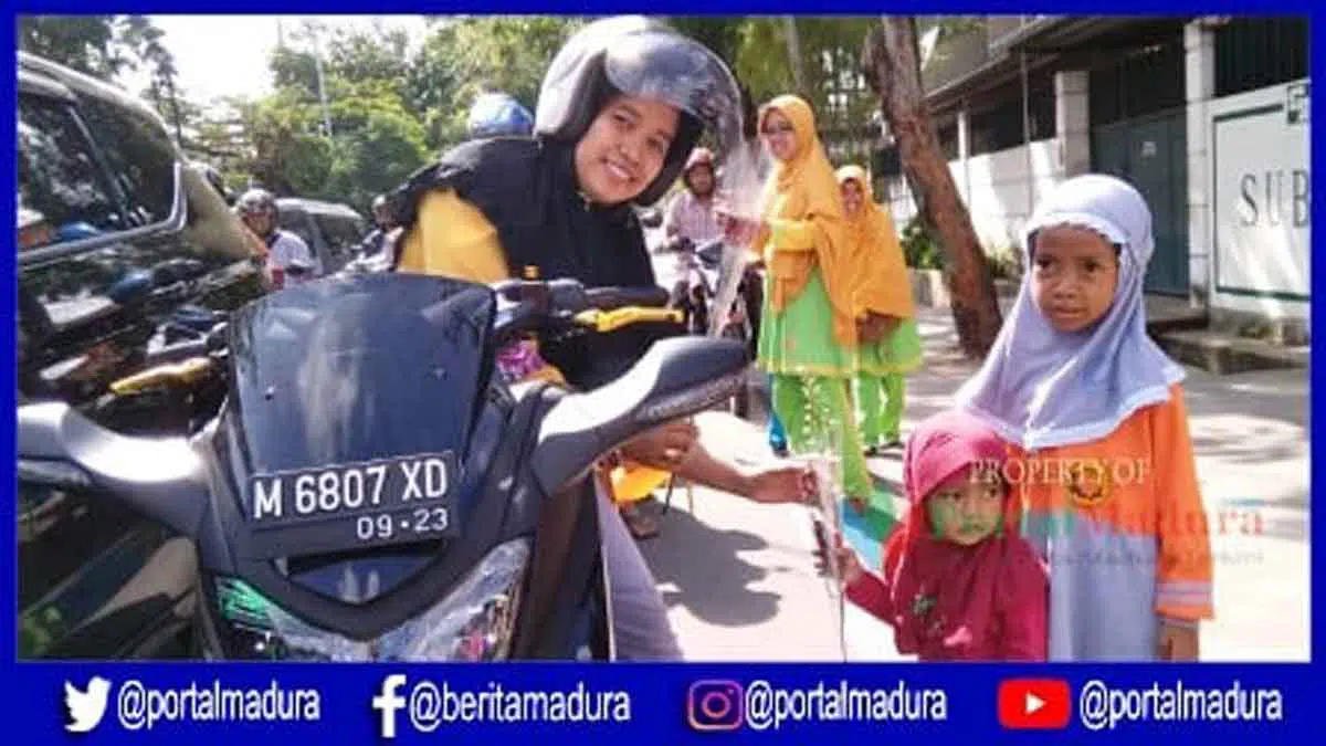 Aksi tolak narkoba, anak-anak PAUD HI Elfath Sumenep bagi-bagi bunga di jalan, Jumat (15/2/2019). (Foto. Hartono)