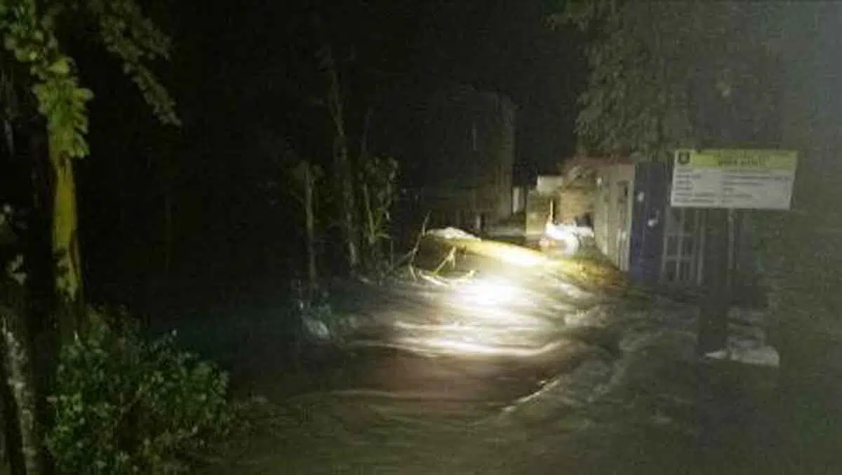 Banjir bandang jebolkan tanggul di Bandung, 3 tewas