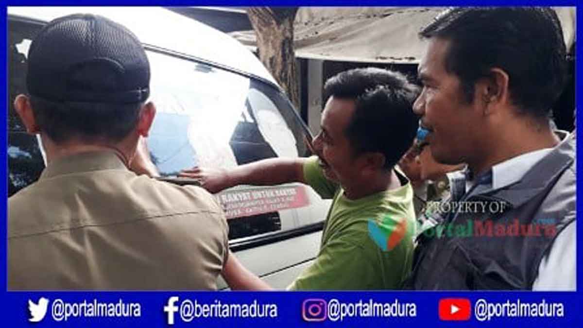 Bawaslu Pamekasan Cabut APK di Kaca Mobil