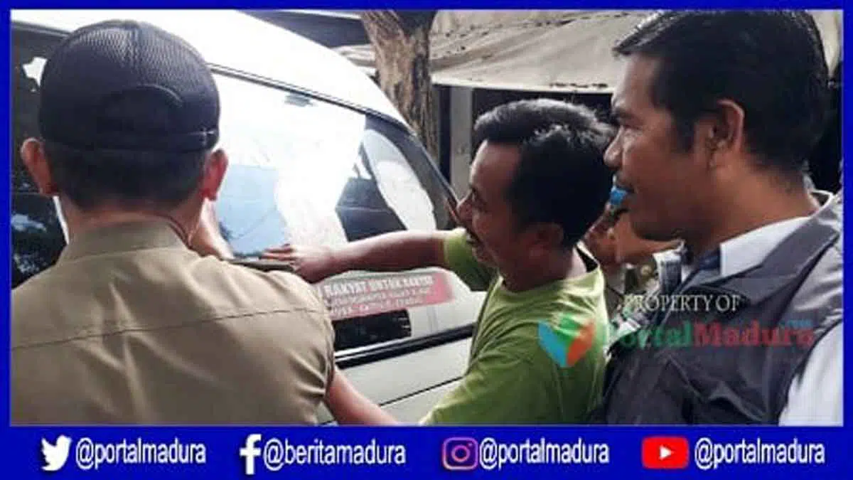 Bawaslu Pamekasan Cabut APK di Kaca Mobil