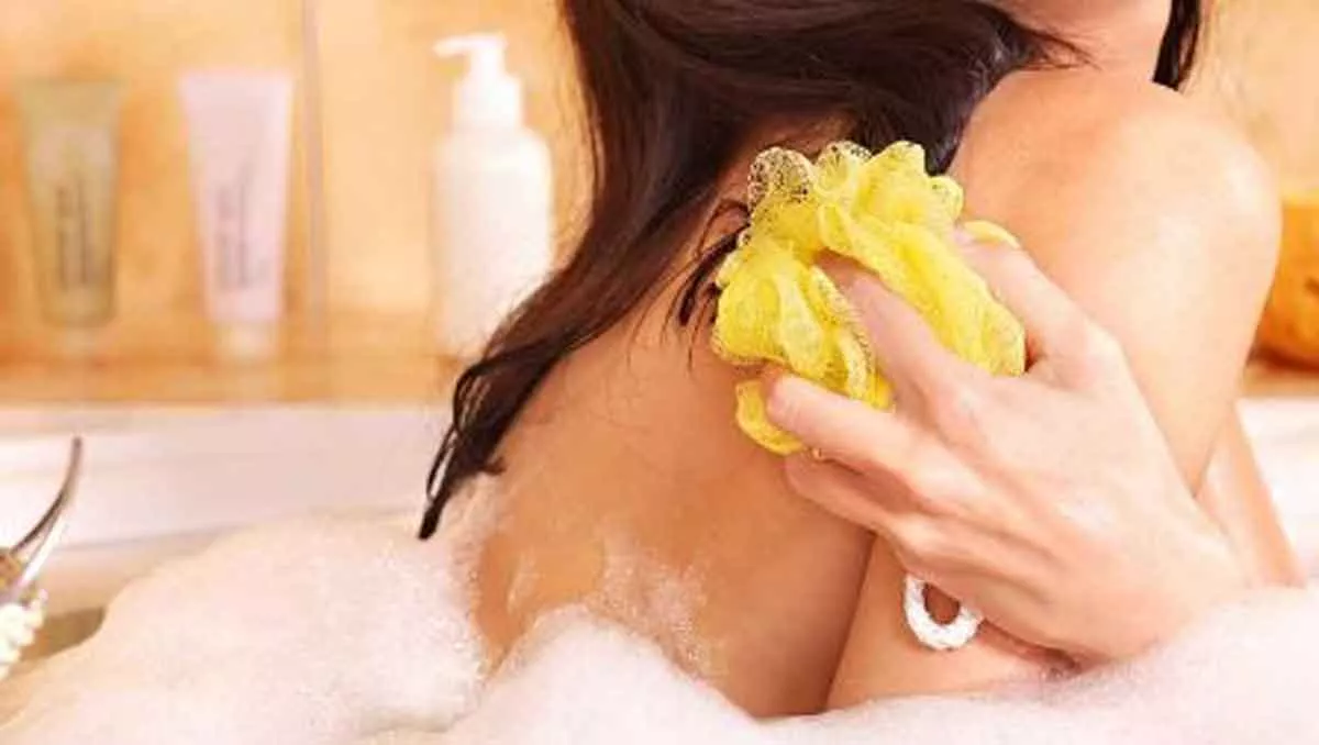 Benarkah Mandi Pakai Shower Puff Bisa Bersihkan Kulit? Ini Faktanya
