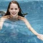 5 Cara Aman Jaga Kulit Saat Berenang