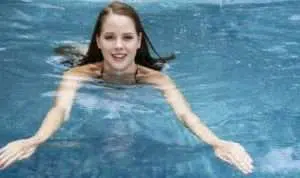 5 Cara Aman Jaga Kulit Saat Berenang