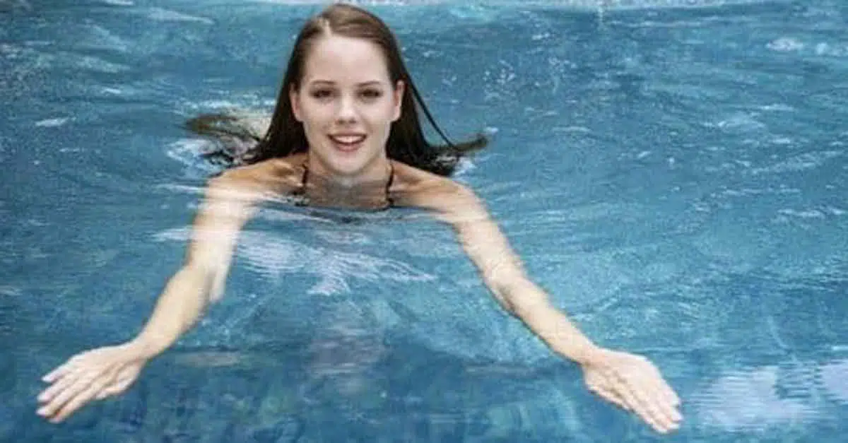 5 Cara Aman Jaga Kulit Saat Berenang