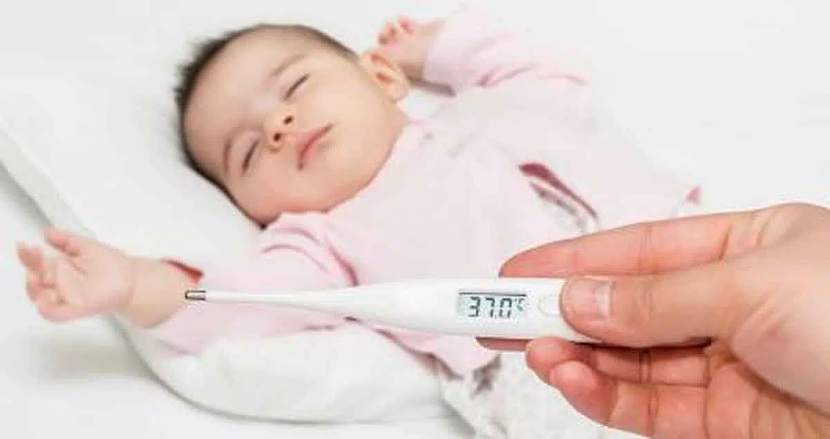 Bunda, Ini 3 Cara Cerdas Redakan Demam pada Bayi Usai Divaksin