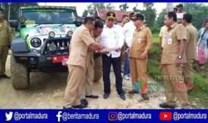 Jalan Rusak Ditanami Pohon Singkong, Begini Reaksi Bupati Sampang