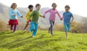 Cara Aman Bikin Anak Tetap Sehat Main di Luar Rumah
