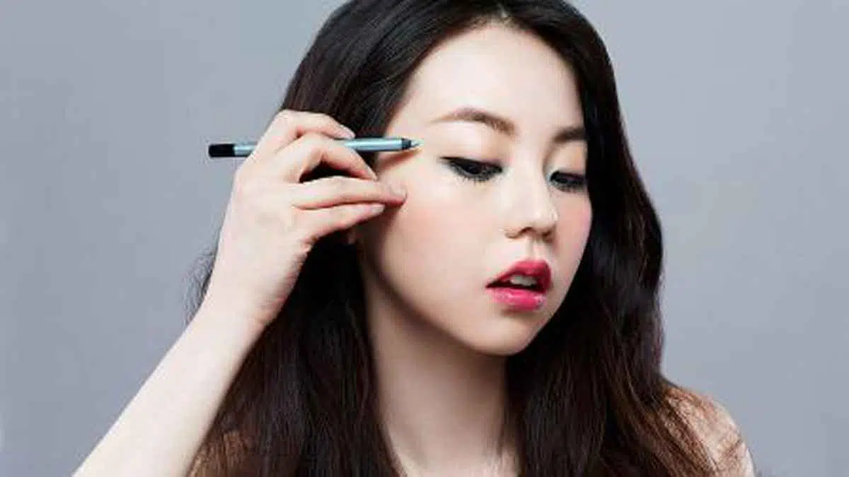 Cara Tepat Makeup Bagi Anda yang Tak Miliki Lipatan Mata