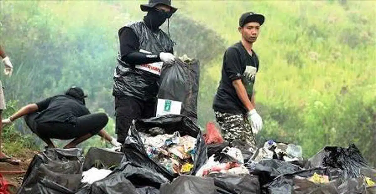 Cara komunitas bersihkan gunung dari sampah
