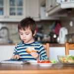 Dampak Negatif Jika Anak Terbiasa Makan Sambil Main Gadget