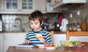 Dampak Negatif Jika Anak Terbiasa Makan Sambil Main Gadget