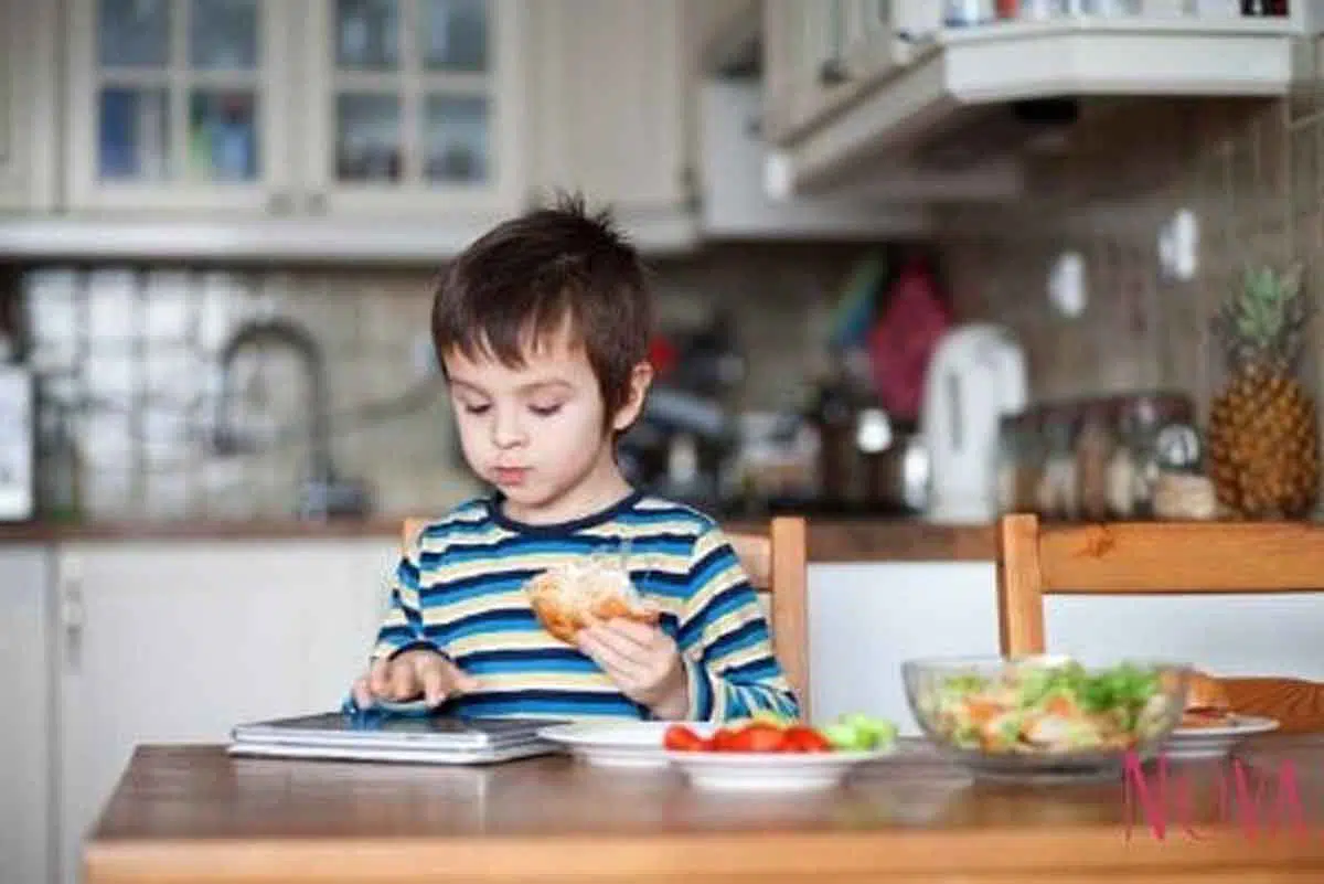 Dampak Negatif Jika Anak Terbiasa Makan Sambil Main Gadget