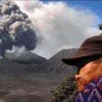 Gunung Bromo Erupsi 600 Meter dari Puncak