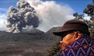 Gunung Bromo Erupsi 600 Meter dari Puncak
