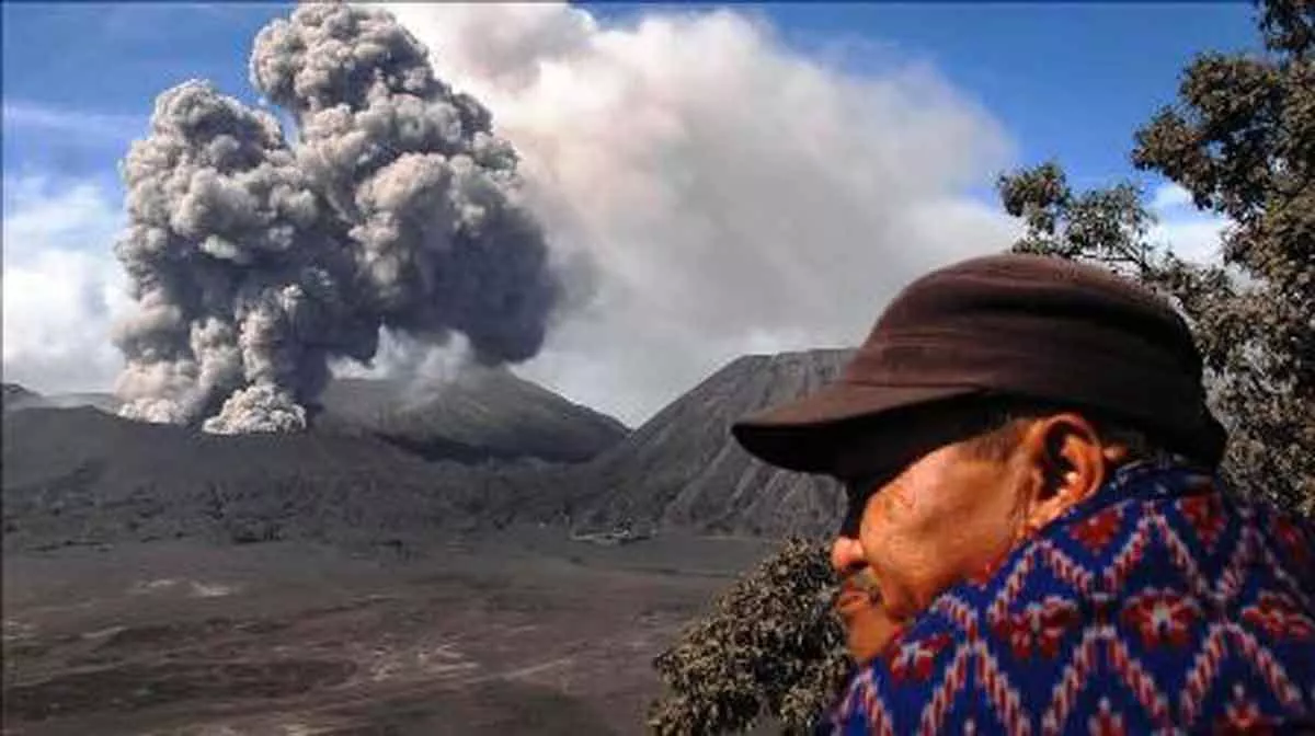 Gunung Bromo Erupsi 600 Meter dari Puncak