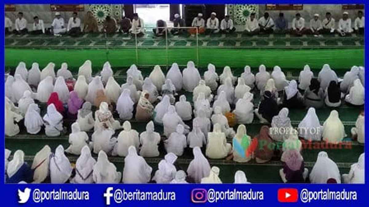 Guru PAUD Pamekasan gelar istigasah di Masjid Agung setempat. (Foto. Hasibuddin)