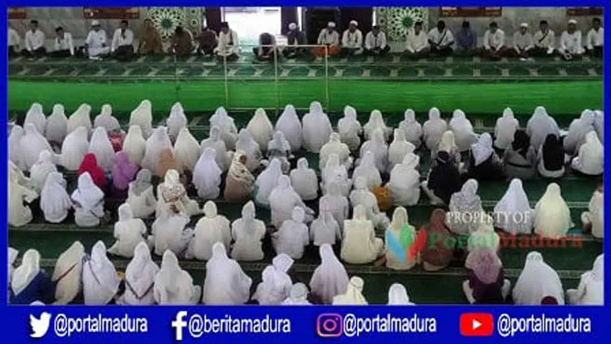 Guru PAUD Pamekasan gelar istigasah di Masjid Agung setempat. (Foto. Hasibuddin)