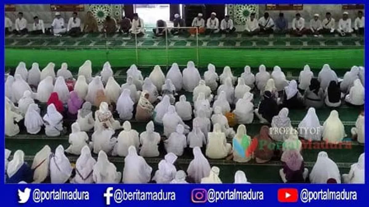Guru PAUD Pamekasan gelar istigasah di Masjid Agung setempat. (Foto. Hasibuddin)