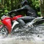 Guys, Begini Teknik Pengereman yang Benar Saat Jalanan Licin di Musim Hujan