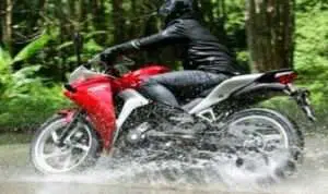 Guys, Begini Teknik Pengereman yang Benar Saat Jalanan Licin di Musim Hujan