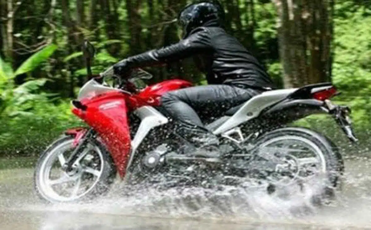 Guys, Begini Teknik Pengereman yang Benar Saat Jalanan Licin di Musim Hujan