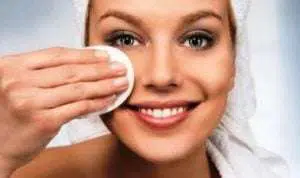 Guys, Ini 4 Alasan Mengapa Harus Membersihkan Make Up Sebelum Tidur